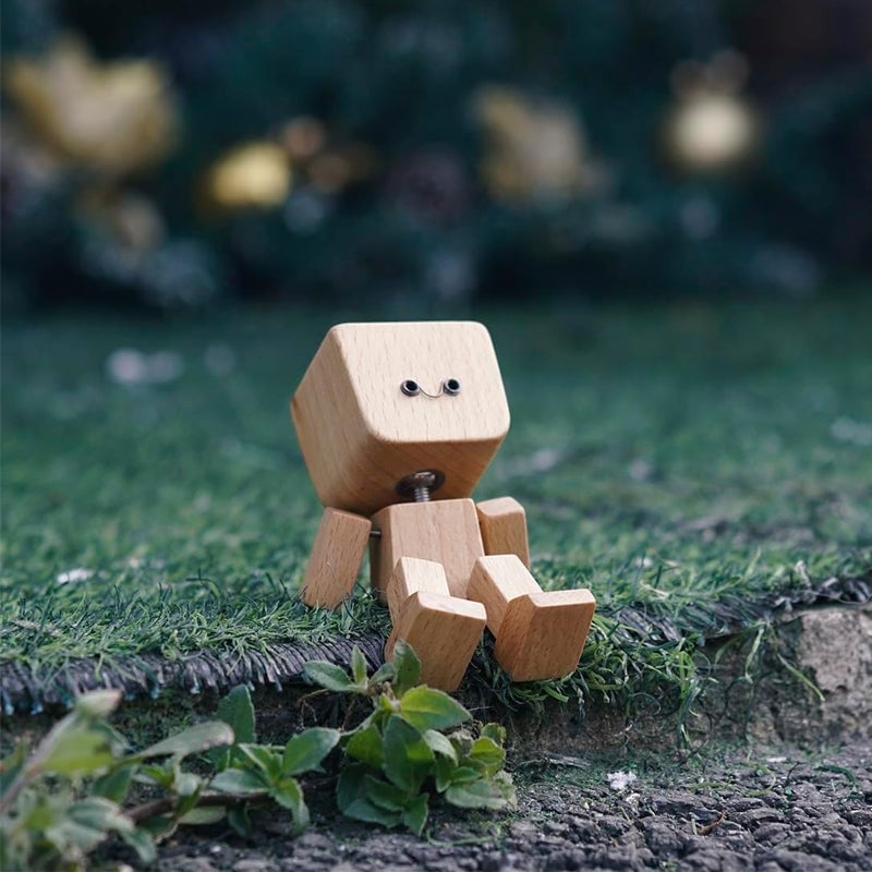 Rystende træmandsfigur