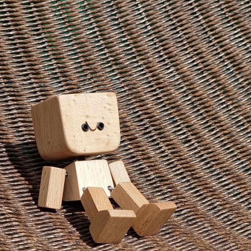 Rystende træmandsfigur