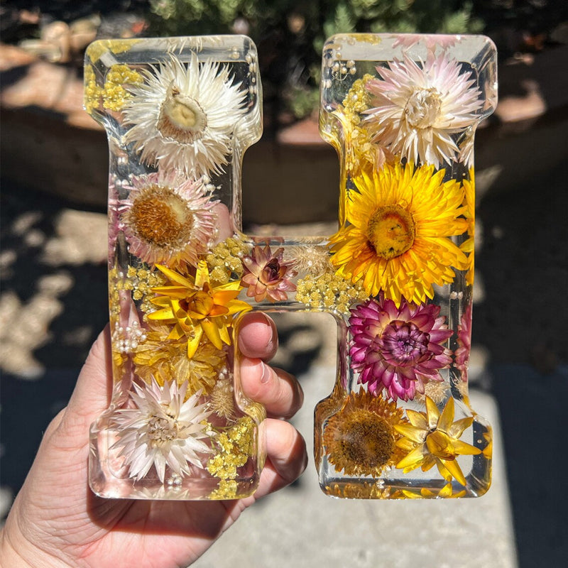 Bogstavsformede natlamper med tørrede blomster