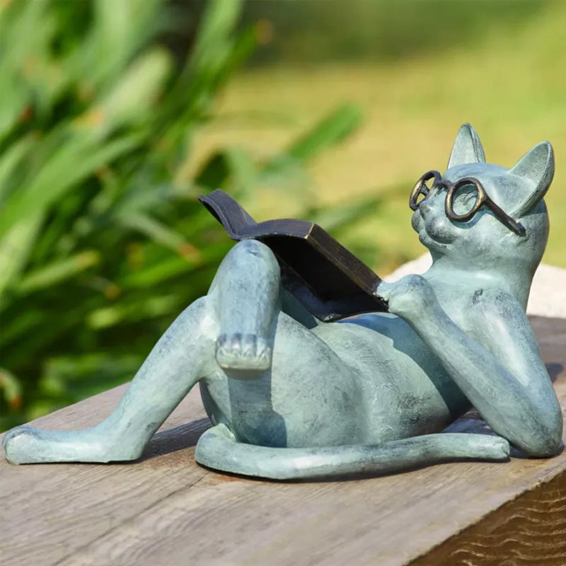 Statue af en litterær kat i haven