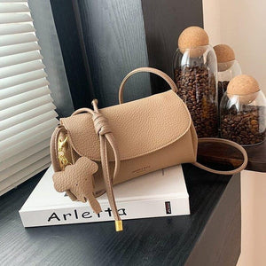 Stilfuld crossbody-taske med elefantvedhæng