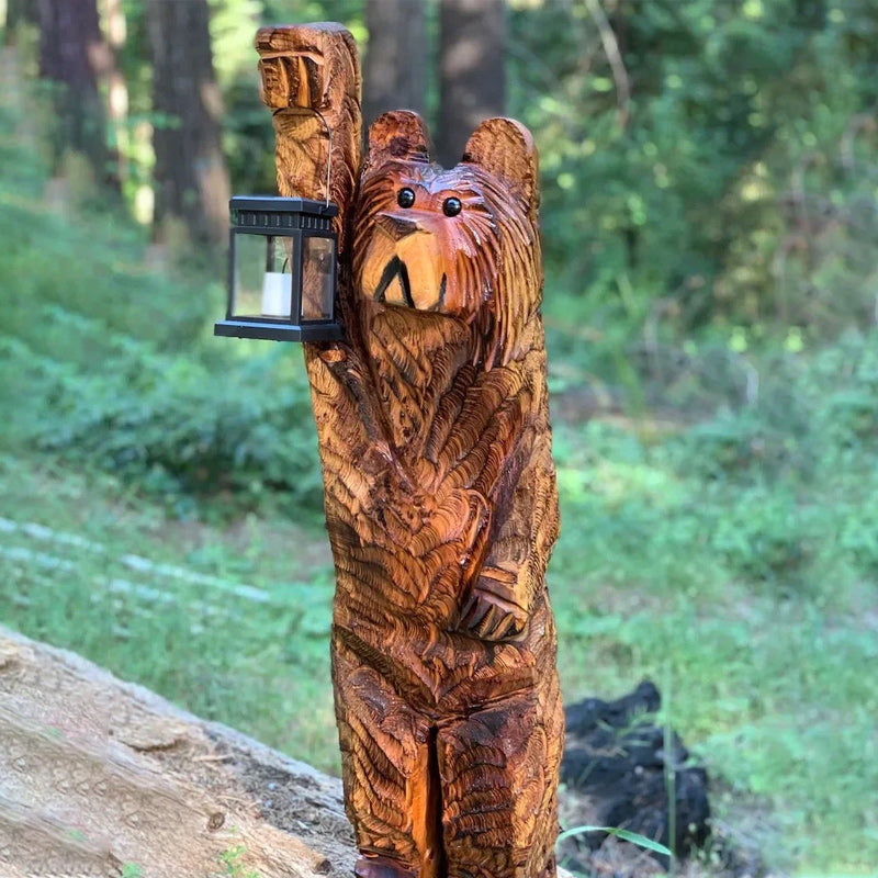 Cedertræsudskåren bamse med lanterne